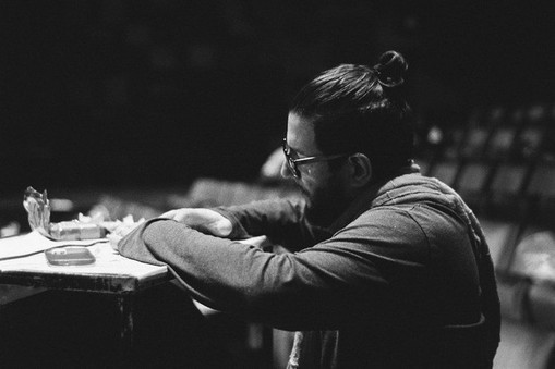 O FRIZERU ĆELAVE PEVAČICE...